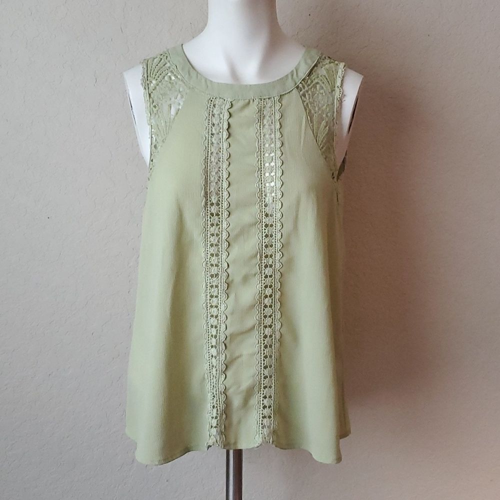 E&M Anthropologie Sage Light Green Sleeveless Blouse Size Small Crochet Lace